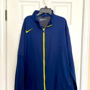 Nike golf windbreaker, excellent pre worn condition.